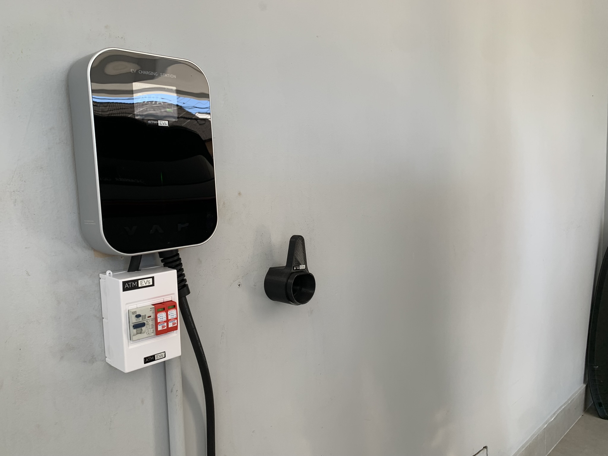 Tesla sendo carregado com carregador elétrico